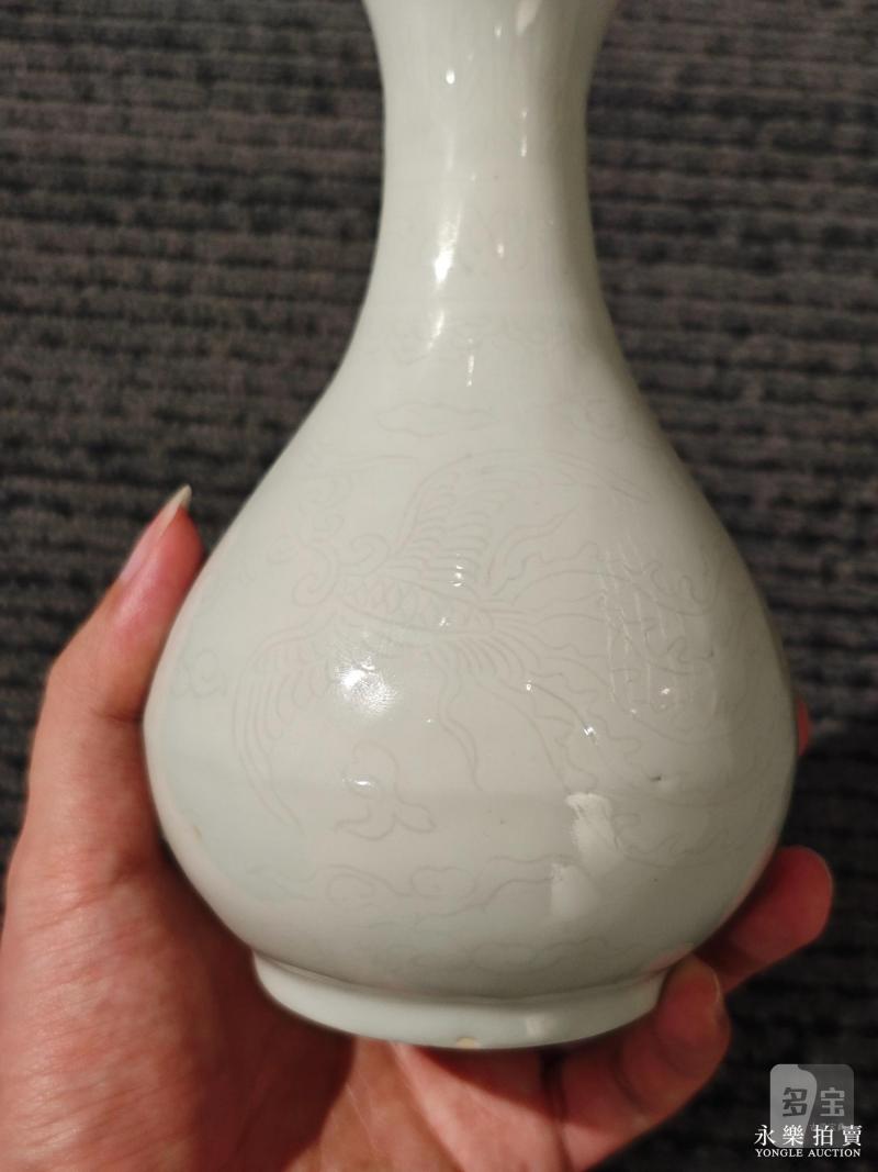 明万历 甜白釉暗刻云凤纹玉壶春瓶 - 图8